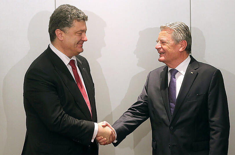 Der ukrainische Präsident Poroschenko hier mit Bundespräsident Gauck. Die Ukraine treibt ihr Projekt eines Nato-Beitritts schnell voran.