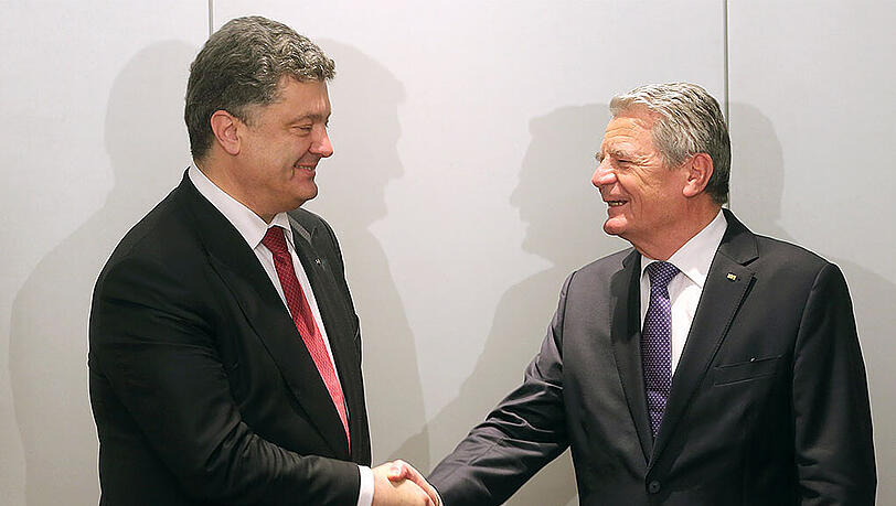Der ukrainische Präsident Poroschenko hier mit Bundespräsident Gauck. Die Ukraine treibt ihr Projekt eines Nato-Beitritts schnell voran.