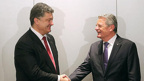 Der ukrainische Präsident Poroschenko hier mit Bundespräsident Gauck. Die Ukraine treibt ihr Projekt eines Nato-Beitritts schnell voran.