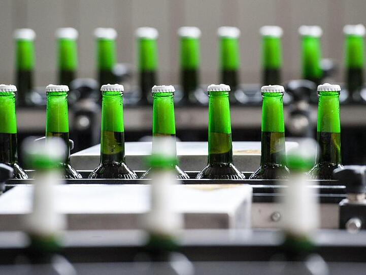 Biertrinker in Deutschland sollen künftig schon beim Blick aufs Etikett erfahren, wie viel Kalorien der Gerstensaft hat.