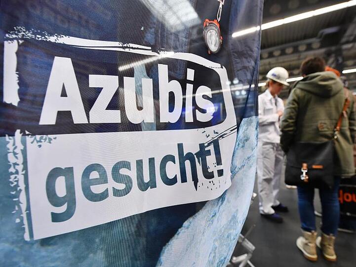"Azubis gesucht" steht auf einem Banner. "Azubis" steht in weißen Buchstaben auf dunklem Hinergrund und "gesucht" in dunklen Buchstaben auf weißem Hintergrund. Foto: Martin Schutt/Archiv