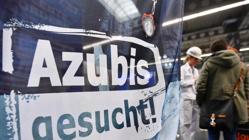 "Azubis gesucht" steht auf einem Banner. "Azubis" steht in weißen Buchstaben auf dunklem Hinergrund und "gesucht" in dunklen Buchstaben auf weißem Hintergrund. Foto: Martin Schutt/Archiv "Azubis gesucht" steht auf einem Banner. "Azubis" steht in weißen Buchstaben auf dunklem Hinergrund und "gesucht" in dunklen Buchstaben auf weißem Hintergrund. Foto: Martin Schutt/Archiv