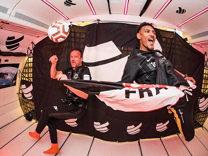 Sébastien Haller schießt ein Tor und Fredi Bobic (l) fühlt sich wie ein Punchingball.
