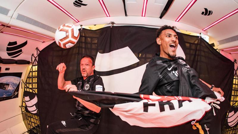 Sébastien Haller schießt ein Tor und Fredi Bobic (l) fühlt sich wie ein Punchingball. Sébastien Haller schießt ein Tor und Fredi Bobic (l) fühlt sich wie ein Punchingball.