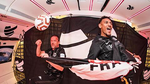 Sébastien Haller schießt ein Tor und Fredi Bobic (l) fühlt sich wie ein Punchingball.