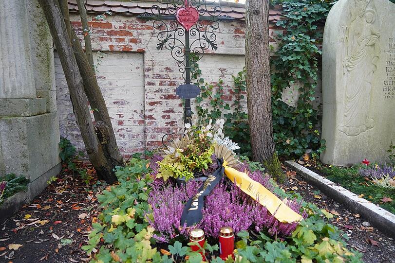 Ein aufklappbares rotes Herz ziert das Grab von Liesl Karlstadt alias Elisabeth Wellano (1892-1960). Die gebürtige Schwabingerin war Soubrette, Schauspielerin und Kabarettistin - und legendär mit Karl Valentin.