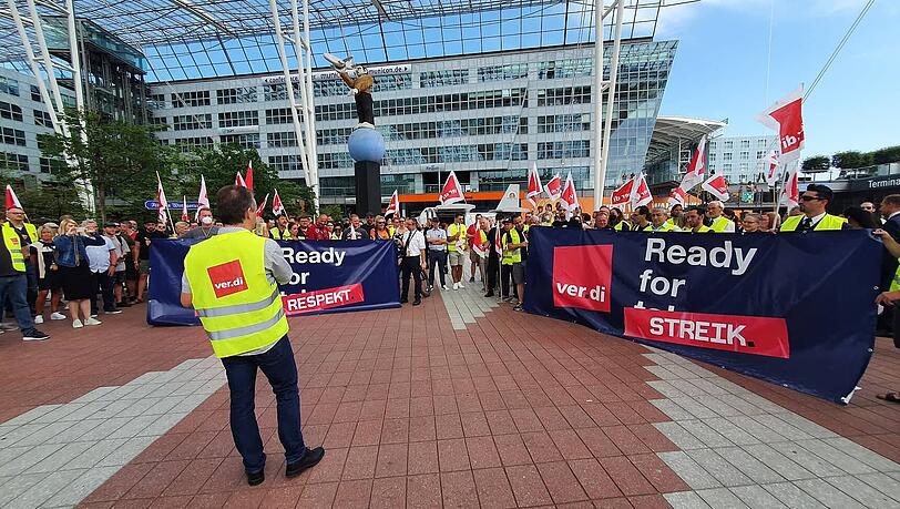 Beschäftigte des Bodenpersonals demonstrieren in München für Respekt – und höhere Löhne. Das Personal arbeite am Anschlag, so eine Mitarbeiterin. Beschäftigte des Bodenpersonals demonstrieren in München für Respekt – und höhere Löhne. Das Personal arbeite am Anschlag, so eine Mitarbeiterin.