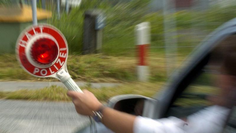 Die Polizei zog die Autofahrerin nach 25 Jahren aus dem Verkehr. Die Polizei zog die Autofahrerin nach 25 Jahren aus dem Verkehr.