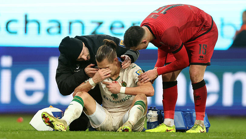 Benommen und mit Scherzen auf dem Ingolstädter Rasen: Sigurd Haugen (vorne) muss nach dem Zusammenprall mit Schanzer-Torhüter Kai Eisele (nicht im Bild) verletzt vom Feld. Benommen und mit Scherzen auf dem Ingolstädter Rasen: Sigurd Haugen (vorne) muss nach dem Zusammenprall mit Schanzer-Torhüter Kai Eisele (nicht im Bild) verletzt vom Feld.