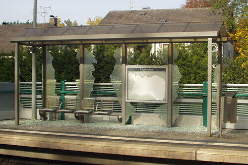 Ein Wartehäuschen am Bahnhof Unterferrieden: Die jetzt geschnappten Vandalen hatten die Scheiben zertrümmert.