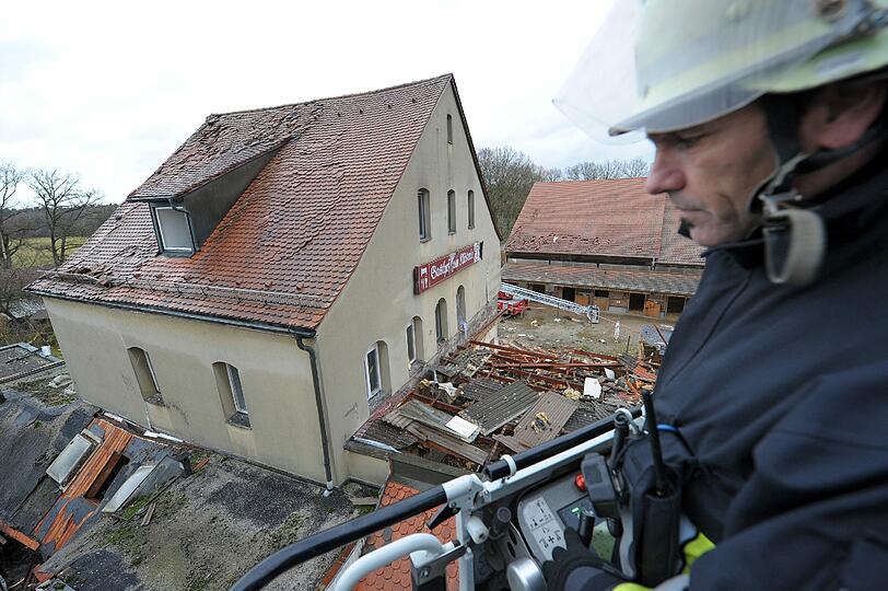 Bei einer Nürnberger Gaststätte explodierte ein Nebengebäude und verursachte großen Schaden. Die Ursache ist bisher nicht bekannt.