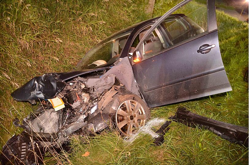 Der betrunkene Audi-Fahrer achtete nicht auf den Gegenverkehr: Die Bilder von der Unfallstelle.
