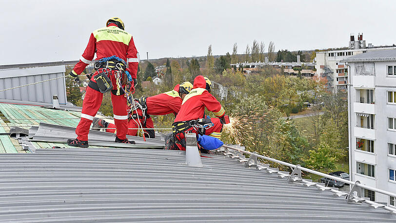 Die Feuerwehr musste die losen Dachplatten abtrennen und sichern.