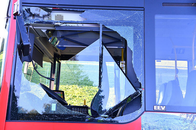 Bei dem Unfall mit einem Schulbus wurde ein Schüler leicht verletzt.
