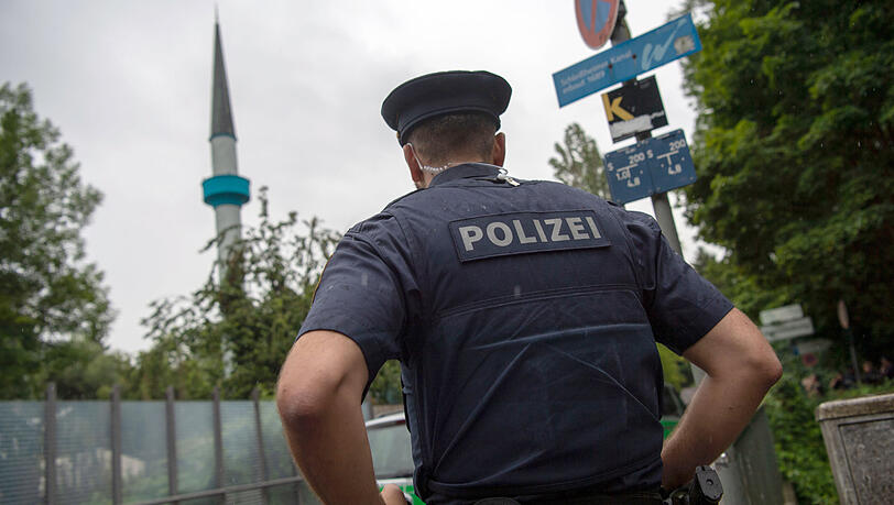 Ein Polizist steht vor dem Islamischen Zentrum München. Ein Polizist steht vor dem Islamischen Zentrum München.