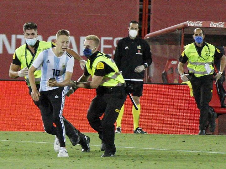 Der Flitzer wurde geschnappt, bevor er ein Foto mit Barcelonas Star Lionel Messi machen konnte.