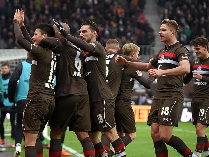 Hamburgs Spieler jubeln nach Ryo Miyaichis (l) Treffer zum 2:0.
