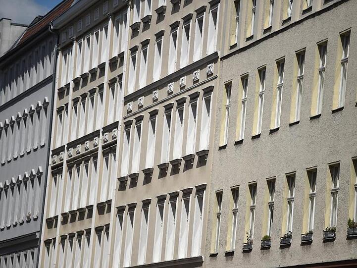 Wohnungen in Berlin: Ein Risiko für das Gesamtsystem der Immobilienwirtschaft wie in den Krisenjahren 2008 und 2009 sehen die Autoren derzeit "noch nicht".
