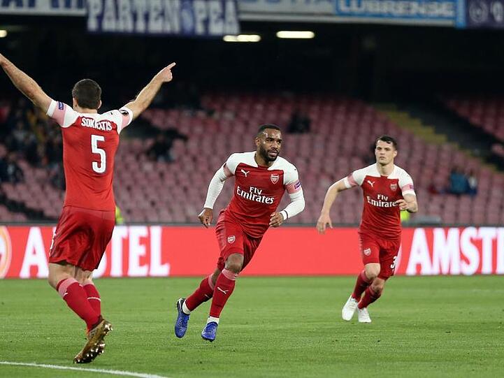 Arsenals Alexandre Lacazette (M) sorgte für die Vorentscheidung.