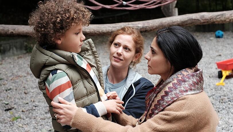 "In falschen Händen": Nika (Pegah Ferydoni, r.) schimpft Leon (Sole Inan Aktas, l.), dass er abgehauen ist. Die fremde Manu (Katharina Schlothauer, M.) vermittelt.