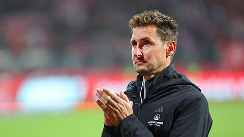 Applaus für seine Mannschaft nach dem nächsten Sieg: Miroslav Klose.