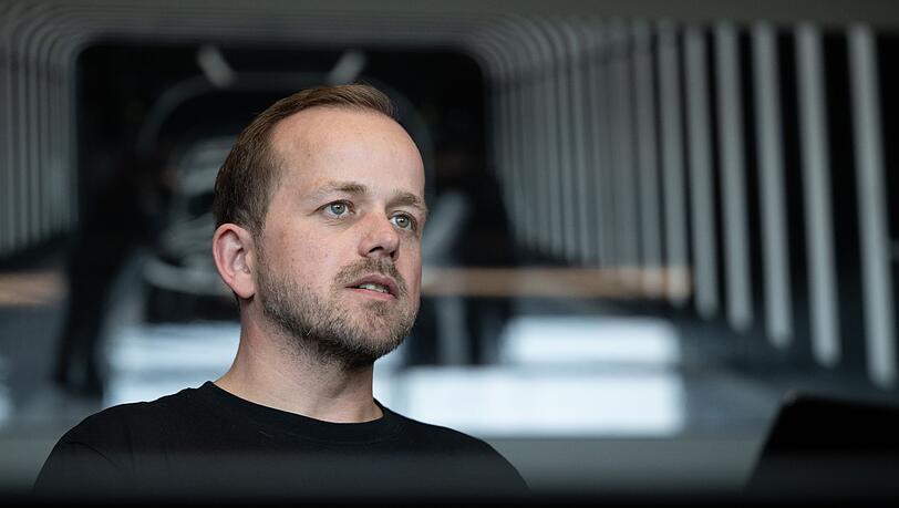 Tesla-Werksleiter Andr&eacute; Thierig kritisiert die IG Metall, die Vorw&uuml;rfe zur&uuml;ckweist. (Archivbild)