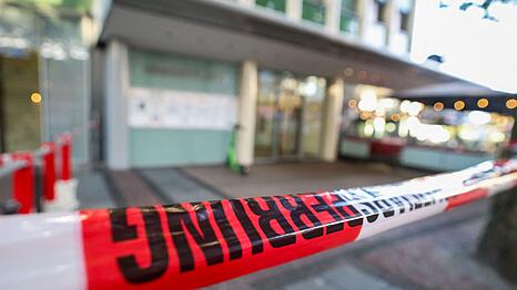 Der Bereich rund um die Arztpraxis war auch nach mehreren Stunden noch abgesperrt.