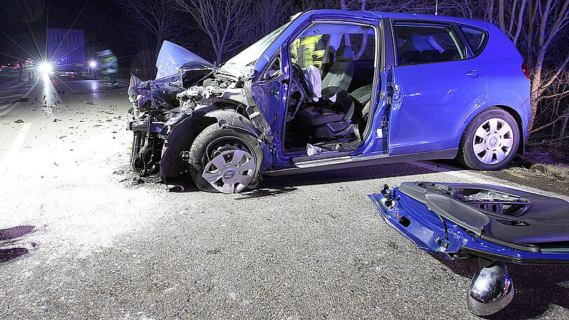 Schwerer Verkehrsunfall mit einer eingeklemmten Person bei Aiging.