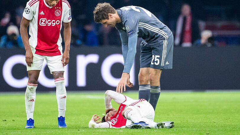 Thomas Müller, nach seinem schweren Foul gegen Nico Tagliafico.