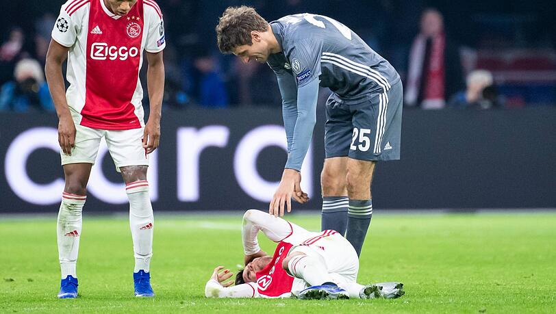 Thomas Müller, nach seinem schweren Foul gegen Nico Tagliafico. Thomas Müller, nach seinem schweren Foul gegen Nico Tagliafico.