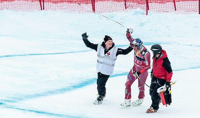 Zwar schafft Svindal zur neuen Saison ein erfolgreiches Comeback mit drei Podestplätzen in vier Rennen. Aber dann wurde eine erneute Operation am Meniskus nötig und Svindal beendet auch die Saison 2016/17 vorzeitig.