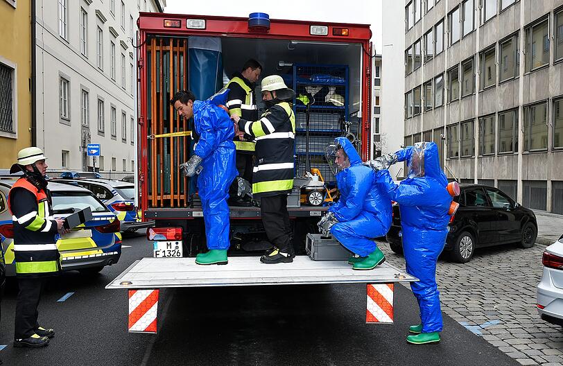 Die Feuerwehr in Schutzkleidung.