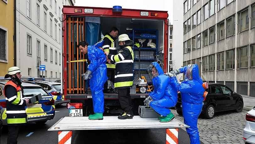 Die Feuerwehr in Schutzkleidung. Die Feuerwehr in Schutzkleidung.
