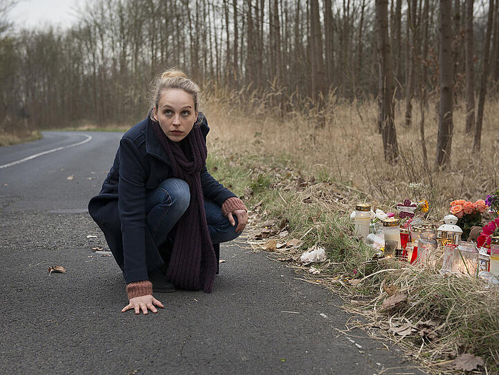 Helen (Petra Schmidt-Schaller) kehrt zum Unfallort zurück.