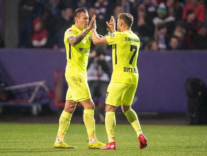 Wiesbadens Manuel Schäffler (l) jubelt nach dem ersten seiner drei Tore gegen den VfL Osnabrück.