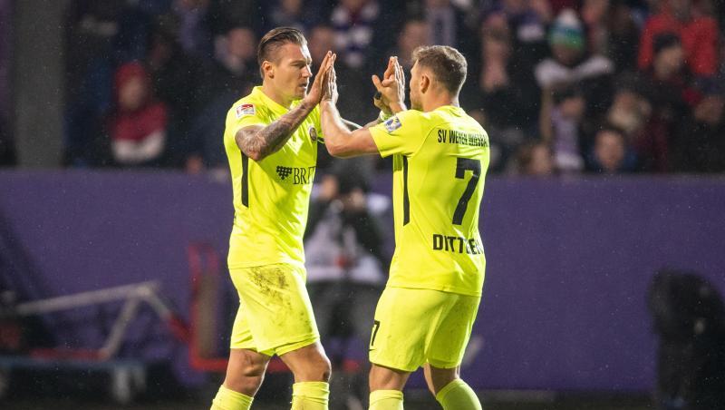 Wiesbadens Manuel Schäffler (l) jubelt nach dem ersten seiner drei Tore gegen den VfL Osnabrück. Wiesbadens Manuel Schäffler (l) jubelt nach dem ersten seiner drei Tore gegen den VfL Osnabrück.