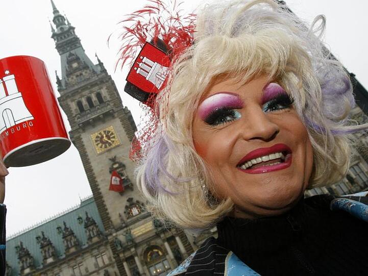 Dragqueen Olivia Jones vor dem Hamburger Rathaus.