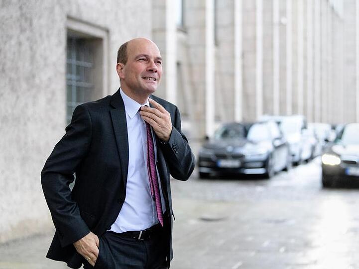 Thomas Petri, Bayerischer Landesbeauftragter für den Datenschutz, steht vor der Staatskanzlei. Foto: Matthias Balk/dpa/Archivbild