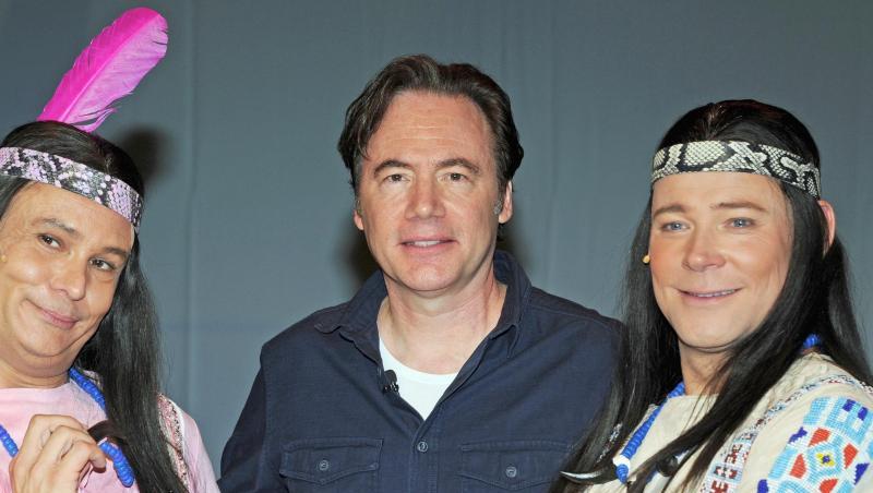 Michael Bully Herbig (M) steht mit Mark Seitz (r) und Mathias Schlung auf der Bühne.
