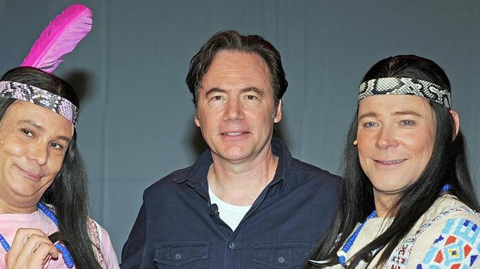 Michael Bully Herbig (M) steht mit Mark Seitz (r) und Mathias Schlung auf der Bühne.