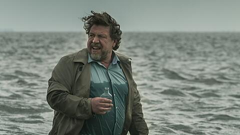 "Der gute Bulle": Fredo Schulz (Armin Rohde) ertränkt seine Trauer um Frau und Sohn im Alkohol und wartet darauf, dass die Wellen ihn davontragen.