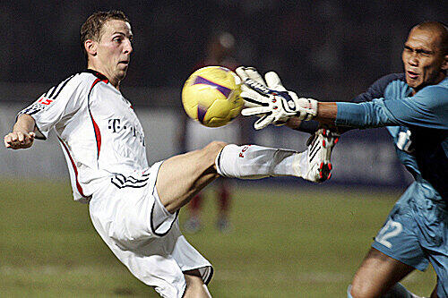 Jan Schlaudraff (links) im Duell mit Indonesiens Torwart Markus Horison.