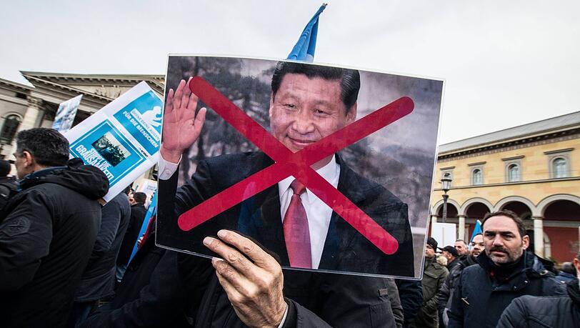 In München leben viele Exil-Uiguren. Hier protestieren sie 2019 mit einem Foto des Präsidenten Xi Jinping gegen die Verfolgung dieser ethnischen Gruppe in China.