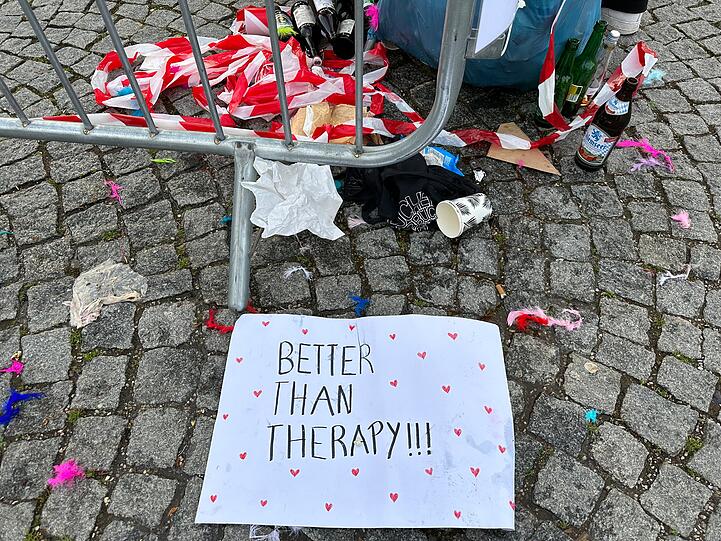 Besser als eine Therapie? Viele Fans bastelten Schilder.