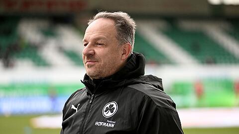 Alexander Zorniger, Trainer von Greuther Fürth, lächelt.