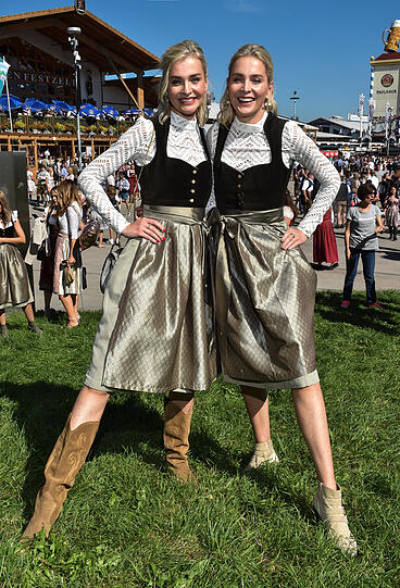 Julia und Nina Meise feiern beim Wiesn-Anstich in der Käfer Wiesn-Schänke.