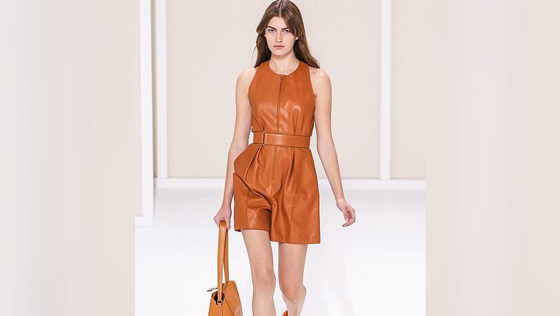 Auch auf dem Catwalk sind derzeit &uuml;berall kurze Jumpsuits mit Tailleng&uuml;rtel zu sehen.