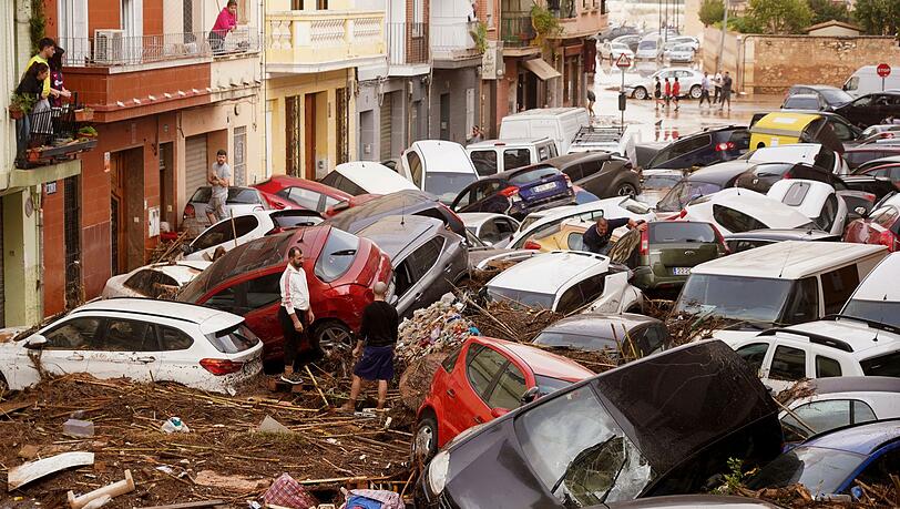 Autos stapeln sich nach heftigen Überschwemmungen in Valencia. Autos stapeln sich nach heftigen Überschwemmungen in Valencia.