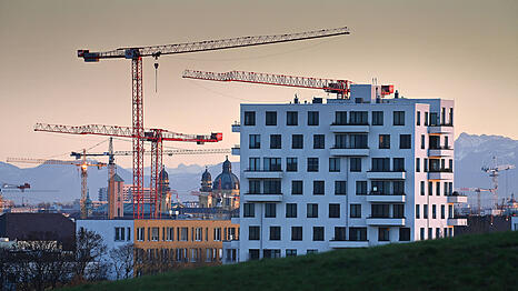 Auf vielen Münchner Baustellen herrscht weiter Stillstand. Umzäunte Baugruben sichtet man regelmäßig.