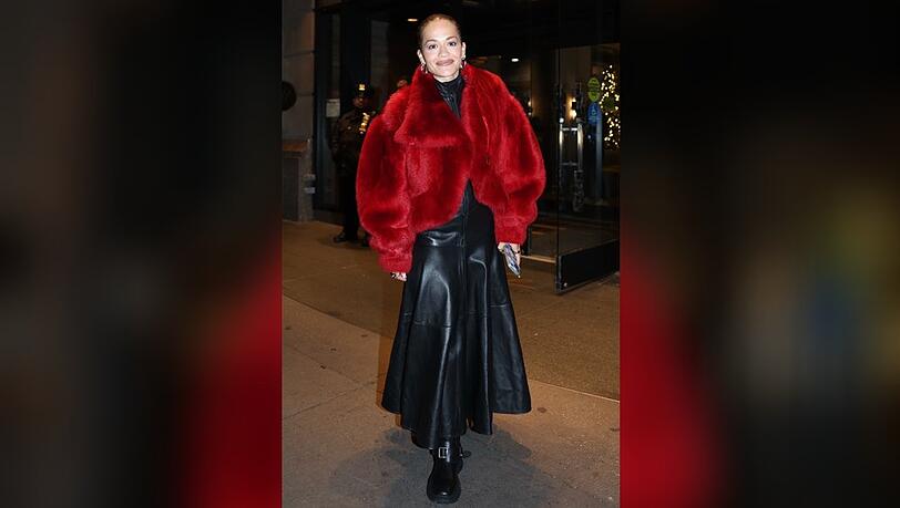 Rita Ora begeistert in einem roten flauschigen Mantel zur Vorveranstaltung der "New Year's Rockin' Eve".